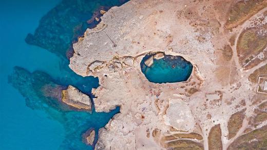 鸟瞰罗卡附近的Grotta della Poesia，意大利莱切 (© Amazing Aerial Agency/Offset by Shutterstock)_必应壁纸