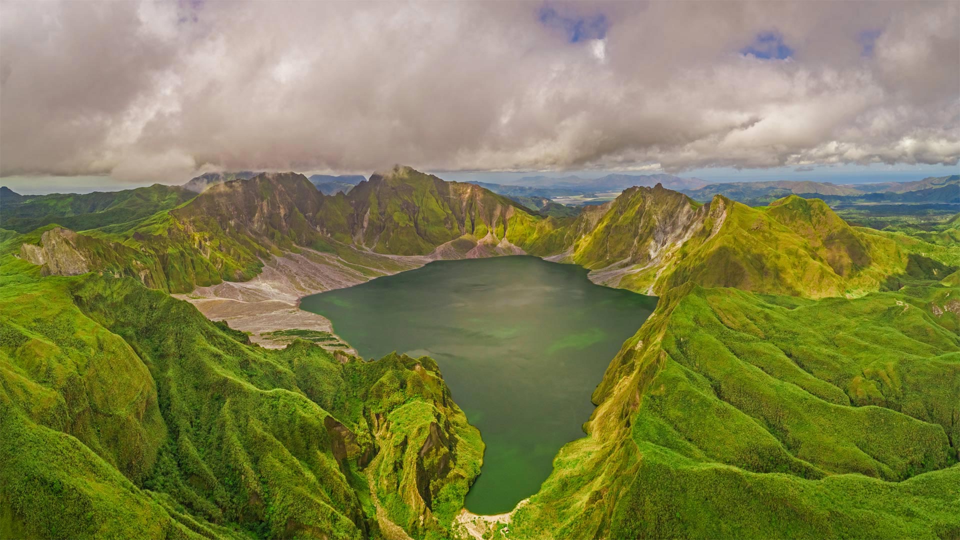 必应壁纸:鸟瞰皮纳图博火山湖和山脉，菲律宾波拉克 (© Amazing Aerial Agency/Offset by Shutterstock)