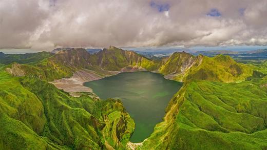 鸟瞰皮纳图博火山湖和山脉，菲律宾波拉克 (© Amazing Aerial Agency/Offset by Shutterstock)_必应壁纸