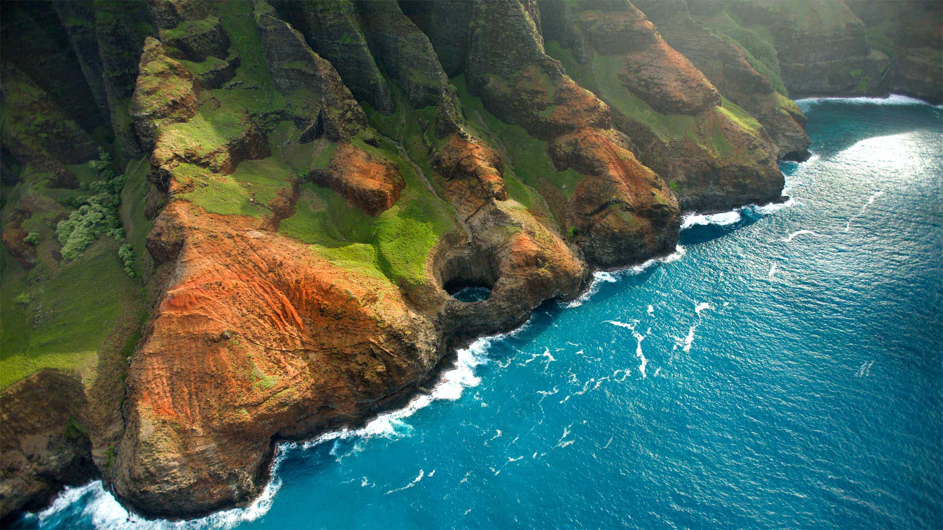 必应壁纸:Nā pali海岸上的Bright Eye海蚀洞，夏威夷考艾岛 (© jimkruger/Getty Images)