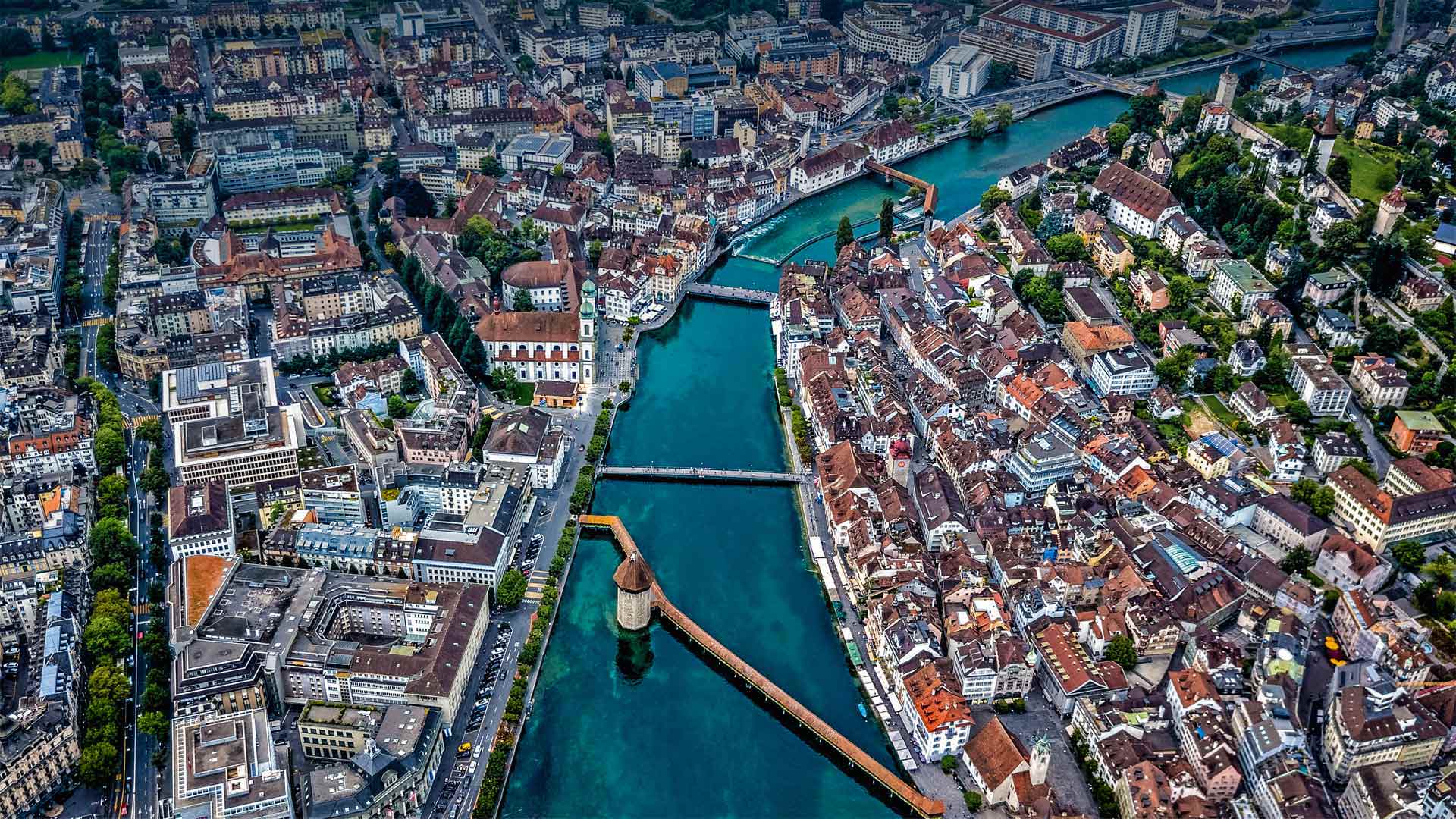 必应壁纸:Aerial view of Chapel Bridge over the river Reuss in Lucerne, Switzerland (© Neleman Initiative/Gallery Stock)