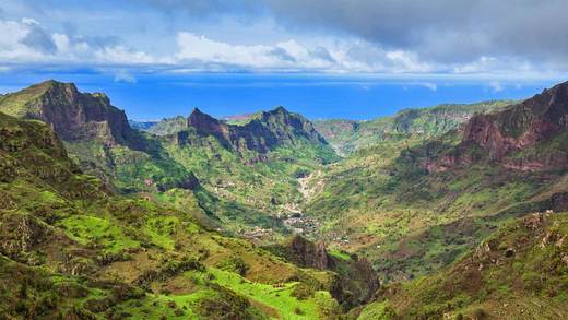 Serra da Malagueta山脉，佛得角圣地亚哥岛 (© Samuel Borges Photography/Shutterstock)_必应壁纸