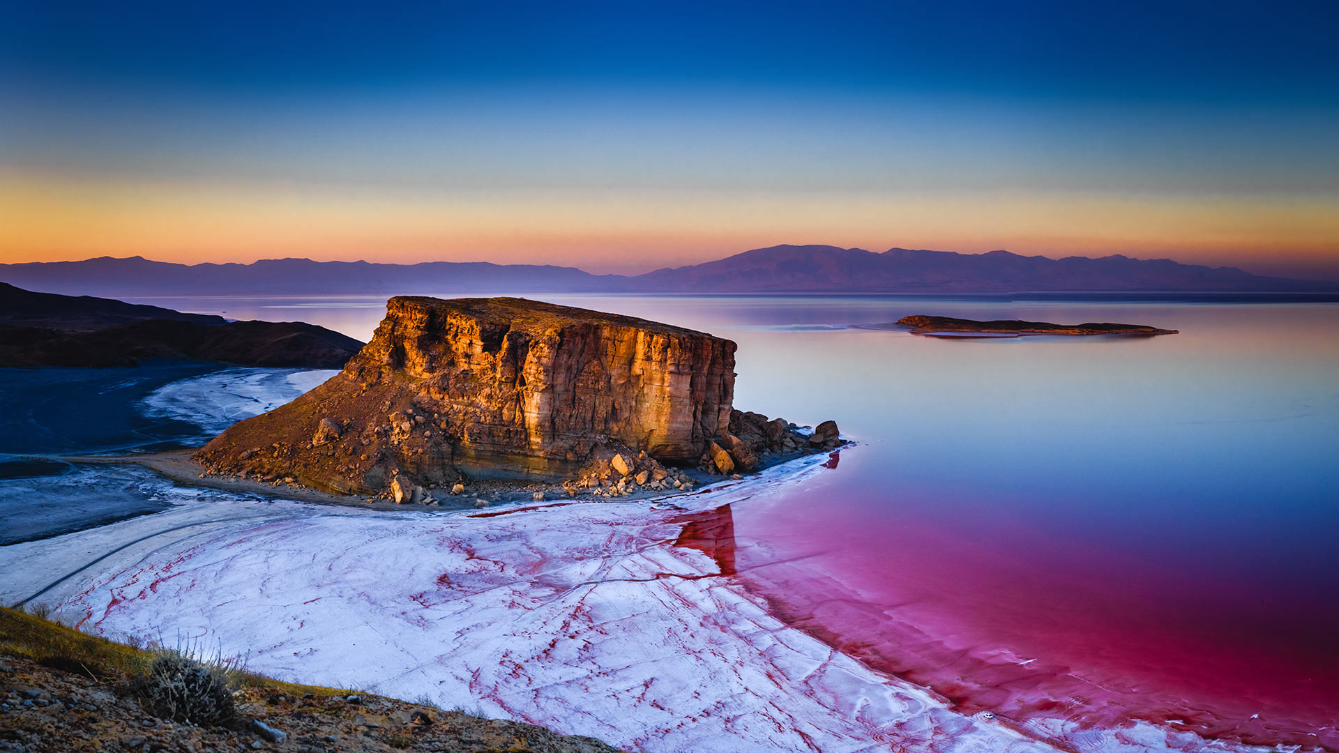 必应壁纸:乌鲁米耶湖中的岩层，伊朗 (© Ali/Adobe Stock)