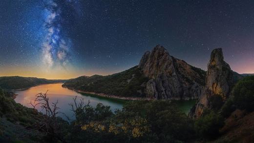塔霍河上空的银河，西班牙蒙弗拉圭国家公园 (© Miguel Angel Muñoz Ruiz/Cavan Images)_必应壁纸
