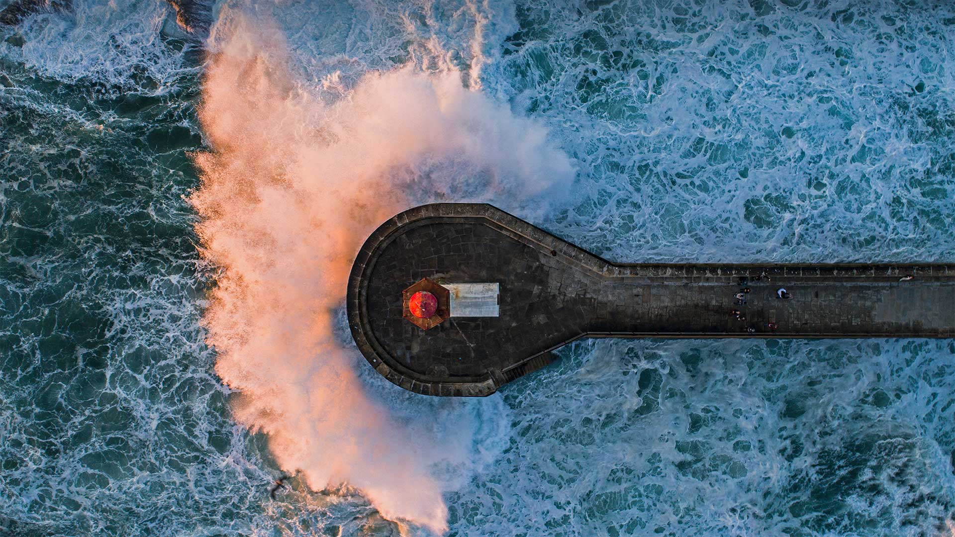 必应壁纸:海浪撞击费尔盖拉什灯塔，葡萄牙波尔图 (© Stephan Zirwes/Offset by Shutterstock)