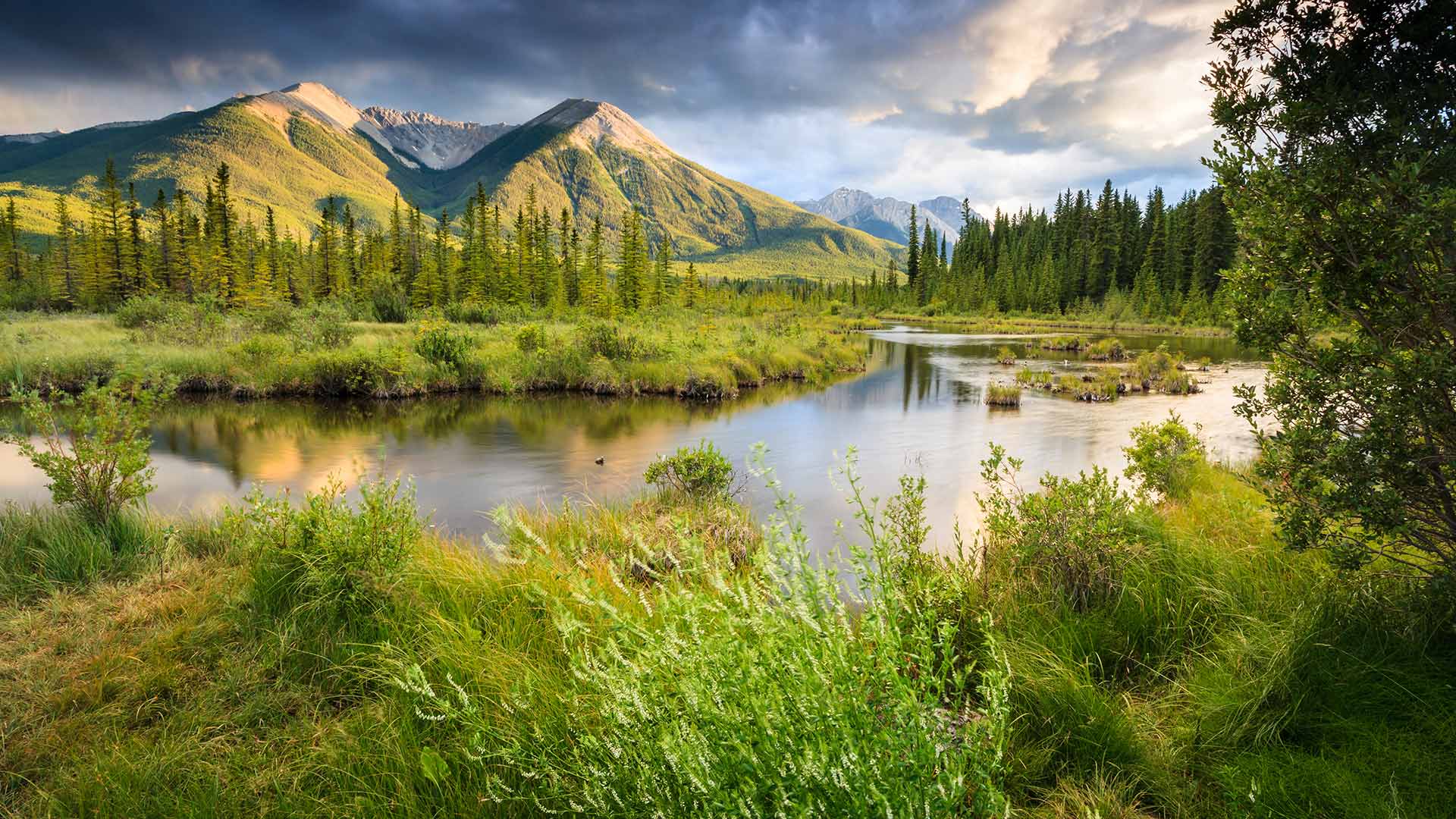 必应壁纸:山脉中的朱砂湖，加拿大落基山脉 (© Glowing Earth Photography/Getty Images)