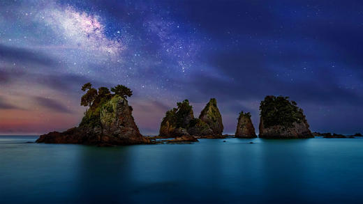 伊豆半岛海岸附近的 Minokake-Iwa 奇岩群，日本 (© Krzysztof Baranowski/Getty Images)_必应壁纸