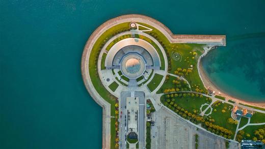 密歇根湖畔的阿德勒天文馆， 芝加哥伊利诺伊州 (© Amazing Aerial Agency/Offset by Shutterstock)_必应壁纸