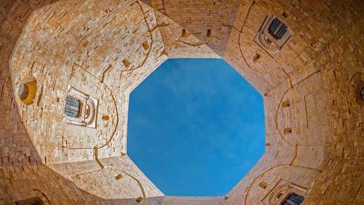 蒙特城堡，意大利普利亚大区 (© Toni Spagone/Alamy)_必应壁纸