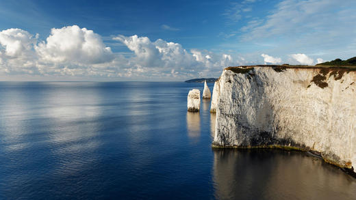 波白克岛的小尖塔岩石，英格兰多塞特 (© James Osmond/Alamy)_必应壁纸