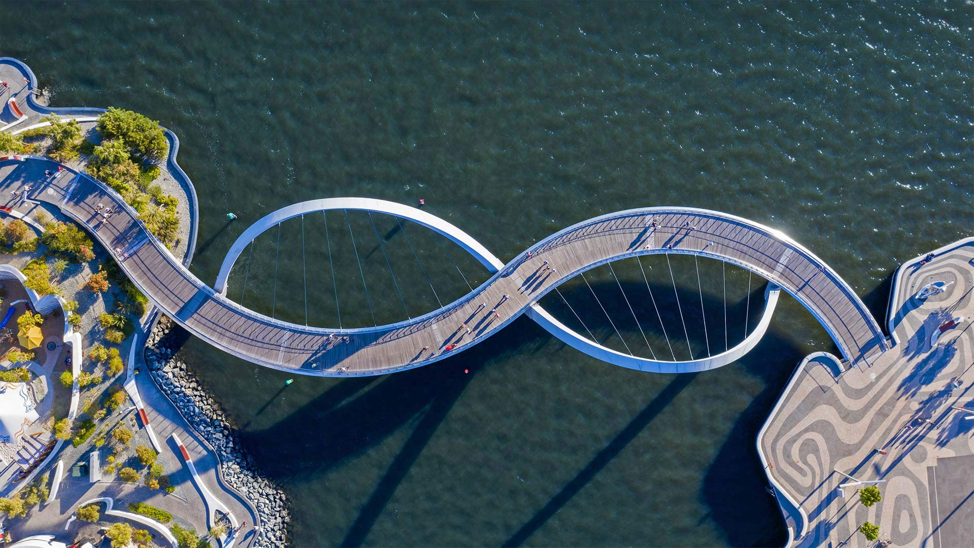 必应壁纸:伊丽莎白女皇码头桥，澳大利亚珀斯 (© Amazing Aerial Agency/Offset by Shutterstock)