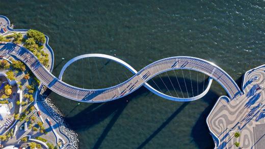 伊丽莎白女皇码头桥，澳大利亚珀斯 (© Amazing Aerial Agency/Offset by Shutterstock)_必应壁纸