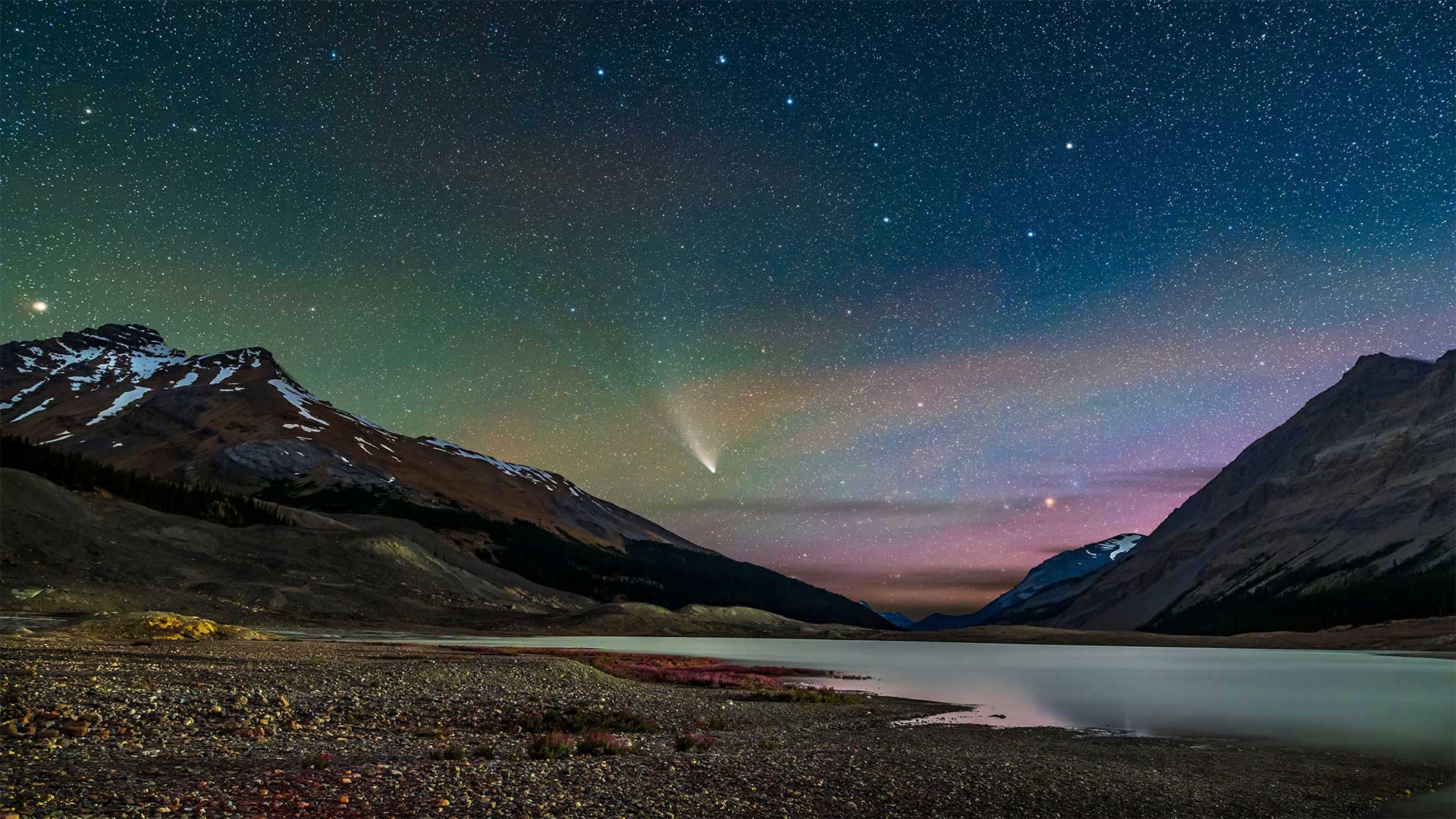 必应壁纸:划过湖面上空的新智彗星，加拿大贾斯珀国家公园