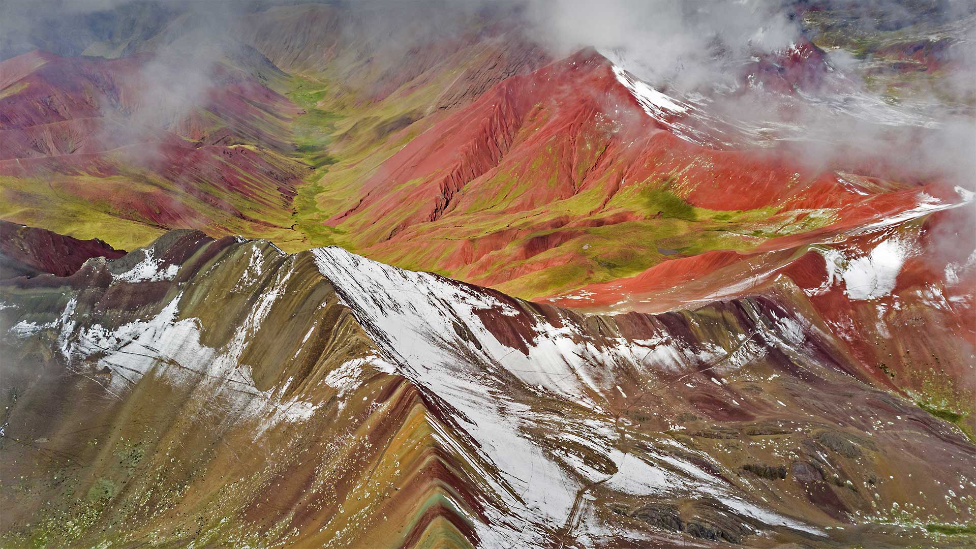 必应壁纸:被白雪覆盖的彩虹山，秘鲁