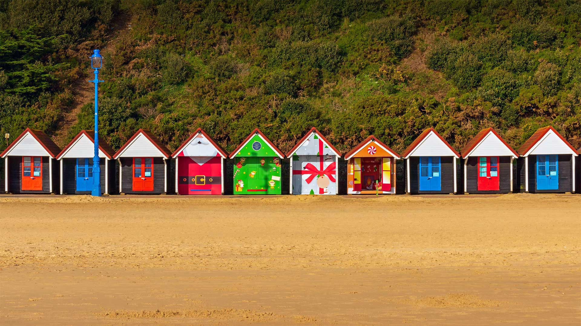 必应壁纸:圣诞主题的海滩小屋，英国伯恩茅斯