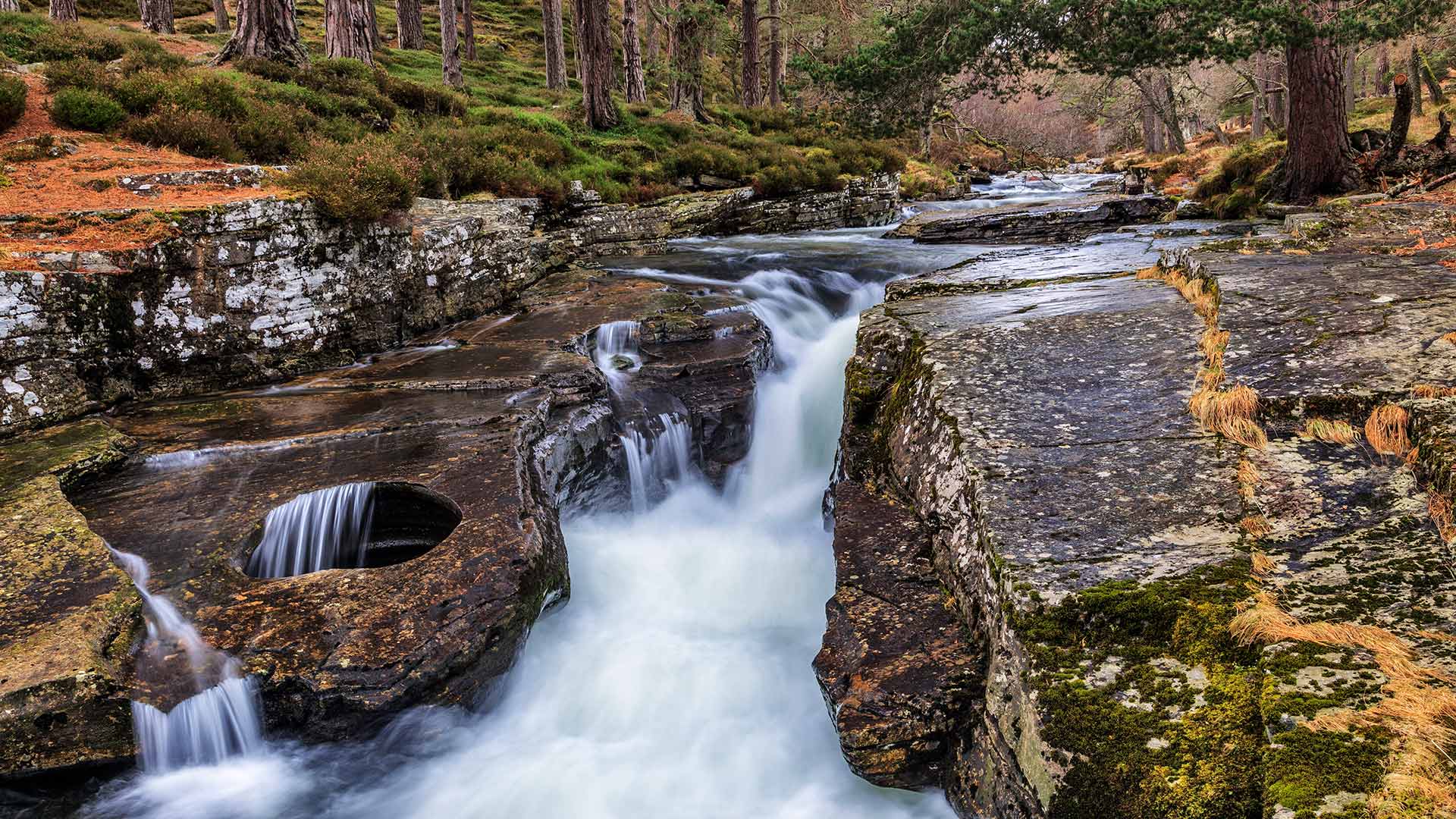 必应壁纸:Linn of Quoich瀑布旁的碗状岩石洞，苏格兰阿伯丁郡