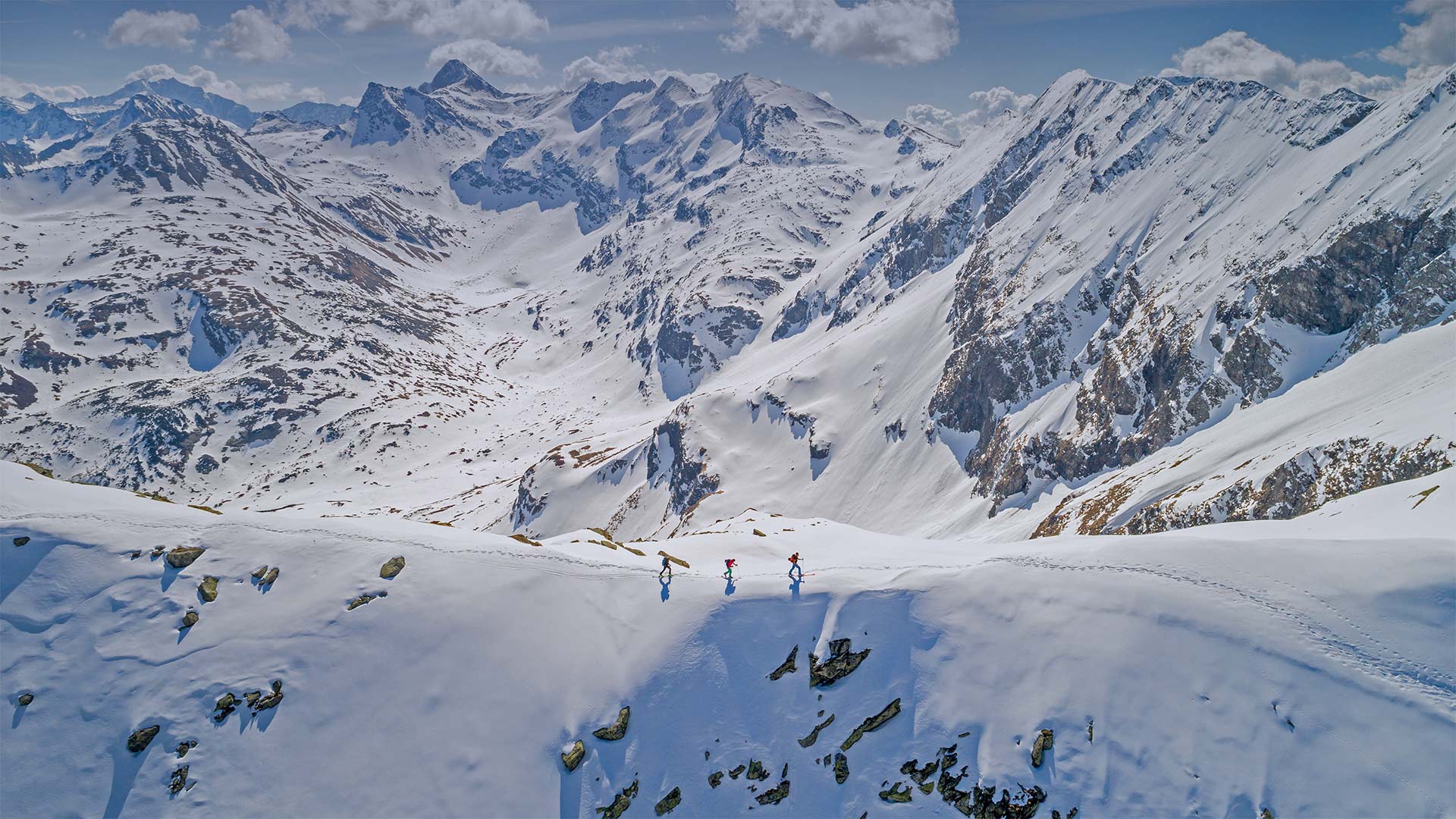 必应壁纸:在高地陶恩山脉的滑雪旅行，奥地利巴德加斯坦