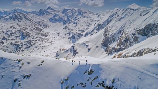 在高地陶恩山脉的滑雪旅行，奥地利巴德加斯坦_必应壁纸