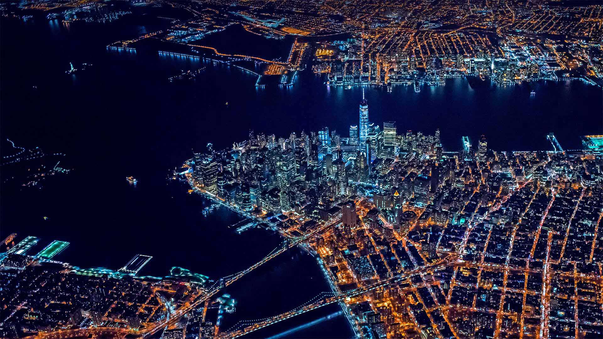 必应壁纸:灯光璀璨的曼哈顿下城，美国纽约