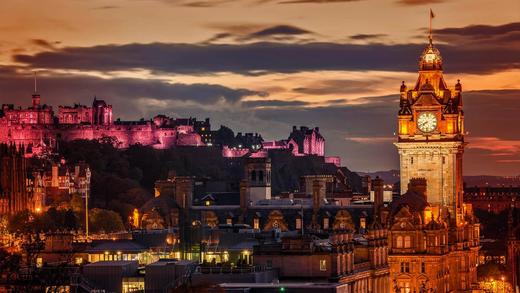 夜晚的爱丁堡城市天际线，苏格兰 (© Suranga Weeratuna/Alamy)_必应壁纸