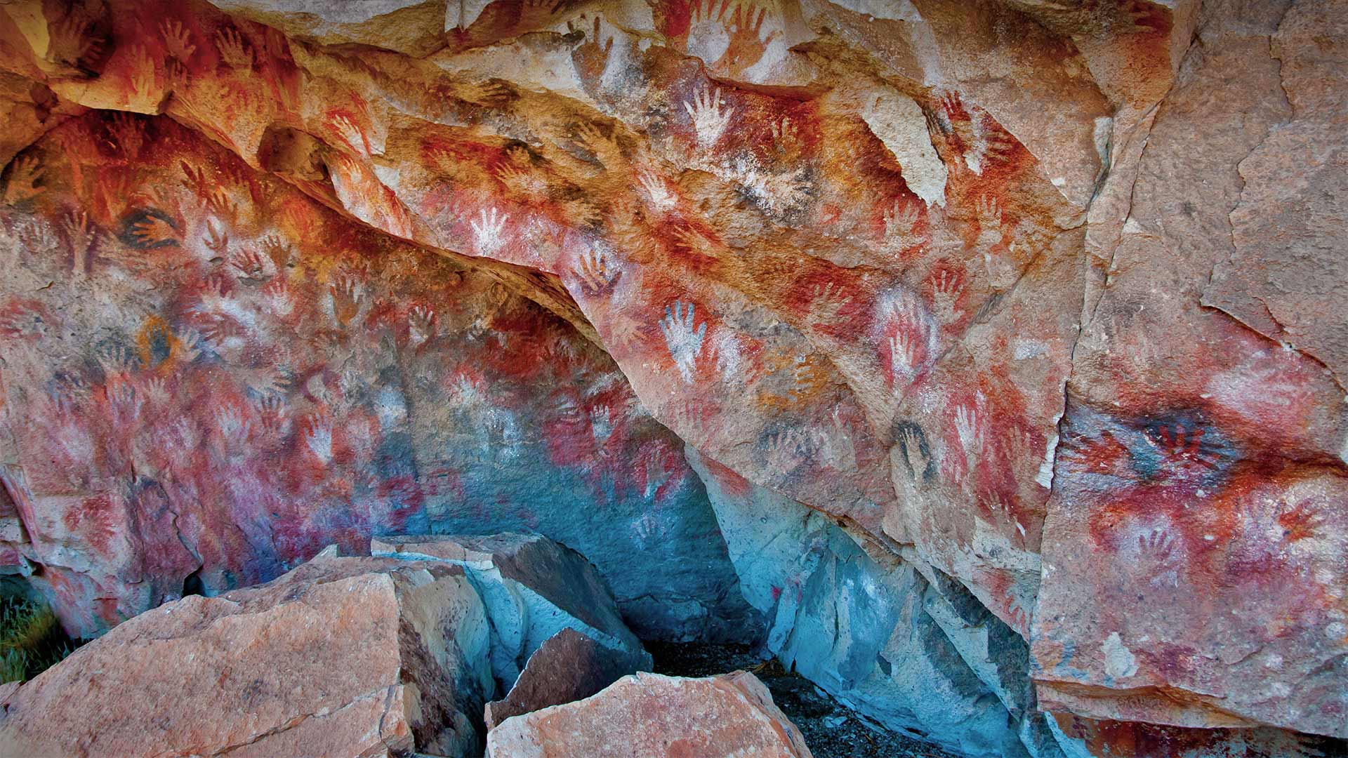 必应壁纸:阿根廷圣克鲁斯的洛斯马诺斯洞穴 (© Adwo/Alamy)