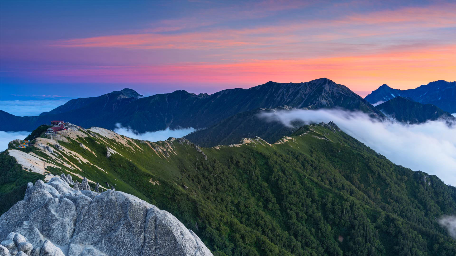 必应壁纸:日本长野县安昙野附近的燕岳山 (© Joshua Hawley/Getty Images)