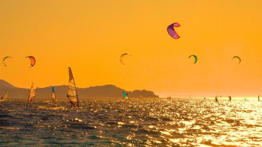 克罗地亚佩列沙茨半岛附近的风筝冲浪者和风帆冲浪者 (© helivideo/Getty Images)_必应壁纸