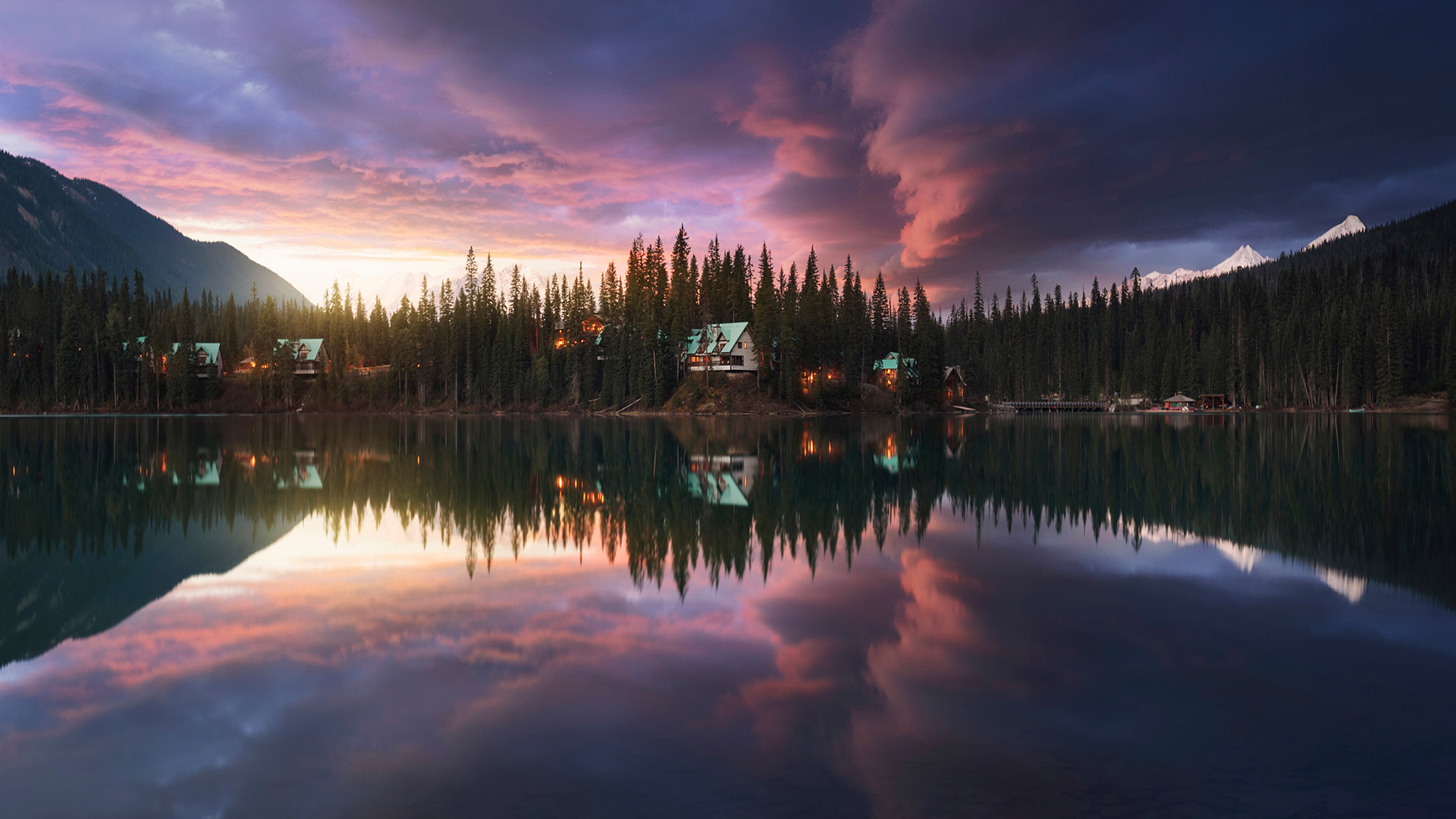 必应壁纸:幽鹤国家公园的翡翠湖, 加拿大不列颠哥伦比亚省 (© Cavan Images/Offset)
