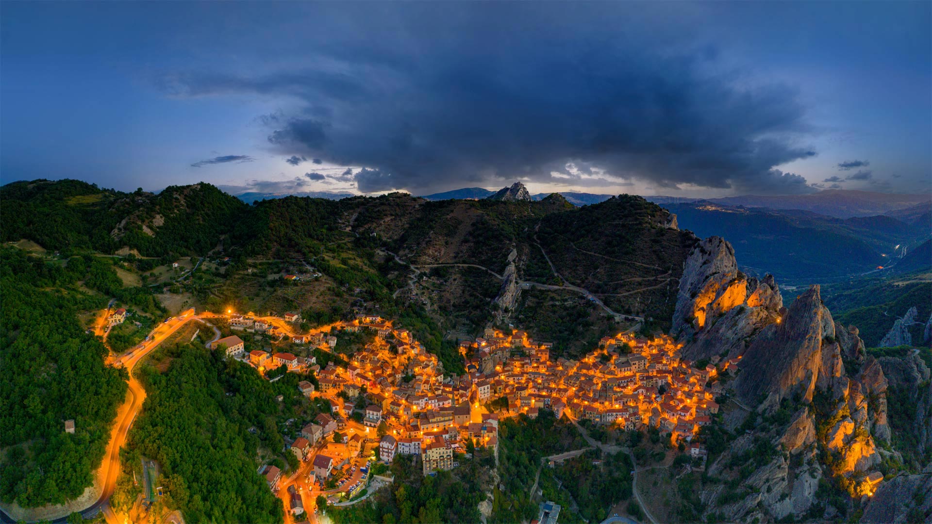 必应壁纸:巴斯利卡塔的卡斯泰尔梅扎诺村，意大利 (© Roberto Moiola/Getty Images)