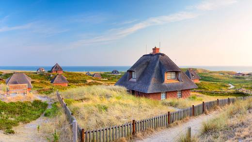 赫努姆的茅草屋顶, 德国叙尔特岛 (© Francesco Carovillano/eStock Photo)_必应壁纸