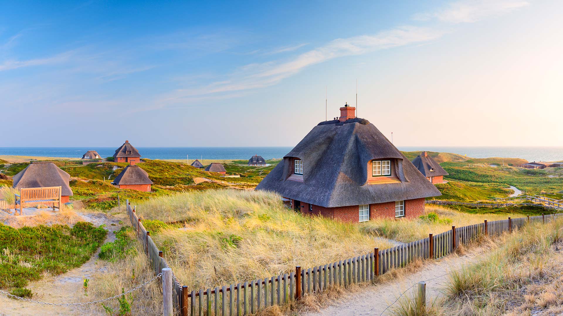 必应壁纸:赫努姆的茅草屋顶, 德国叙尔特岛 (© Francesco Carovillano/eStock Photo)