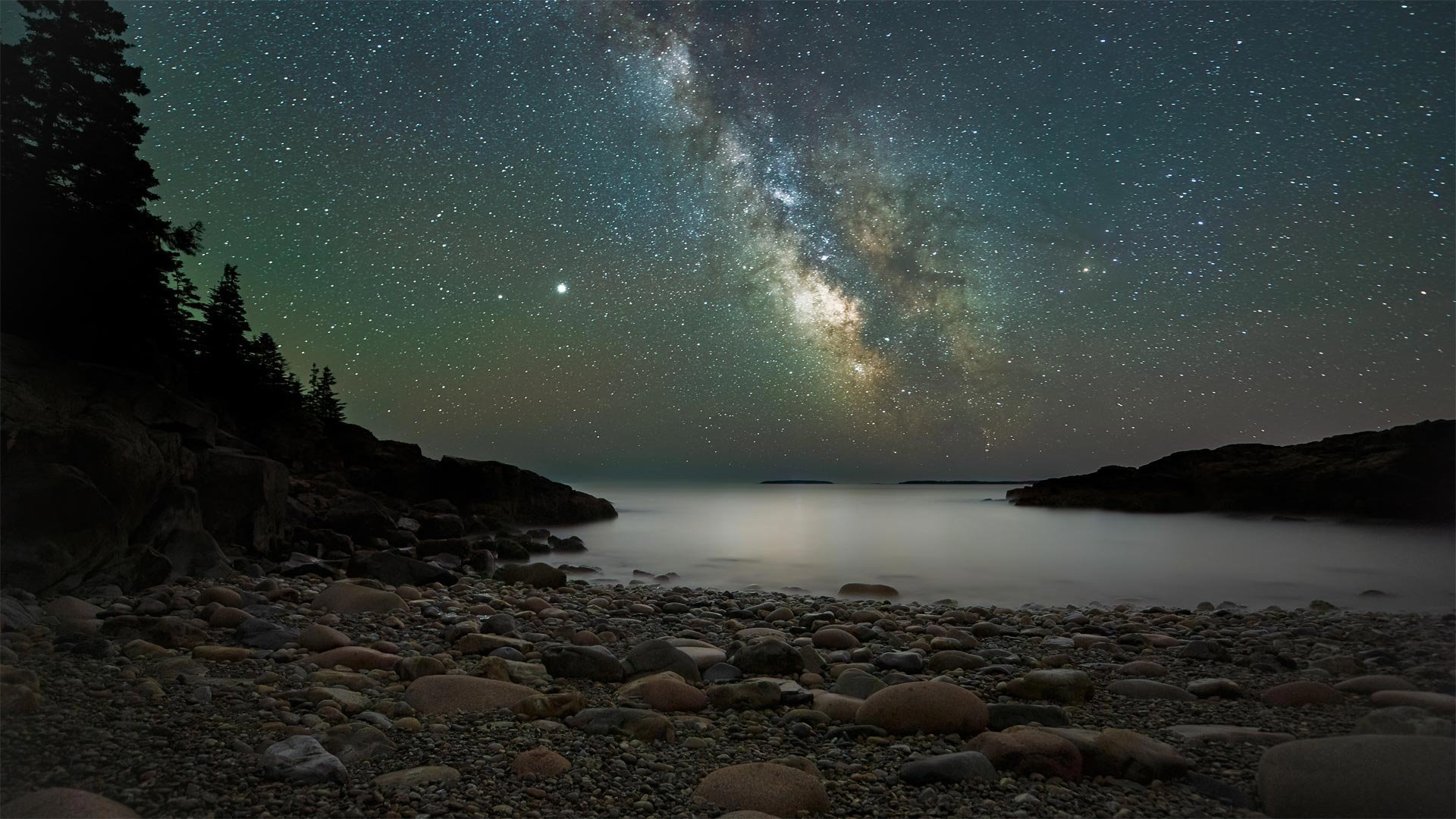 必应壁纸:阿卡迪亚国家公园上空的银河系，美国缅因州 (© Harry Collins/Getty Images)
