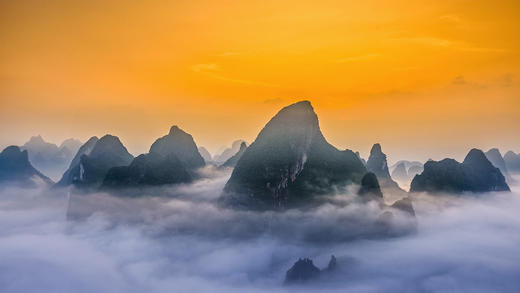 中国桂林漓江国家公园的喀斯特山脉 (© Sean Pavone/Alamy)_必应壁纸