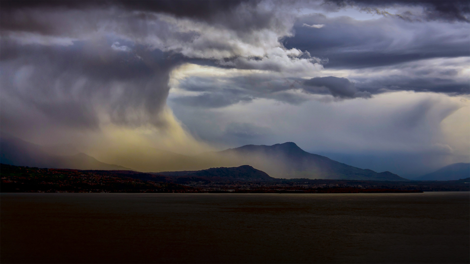 必应壁纸:洛桑日内瓦湖上空的暴风雨，瑞典 (© Suradech Singhanat/Shutterstock)