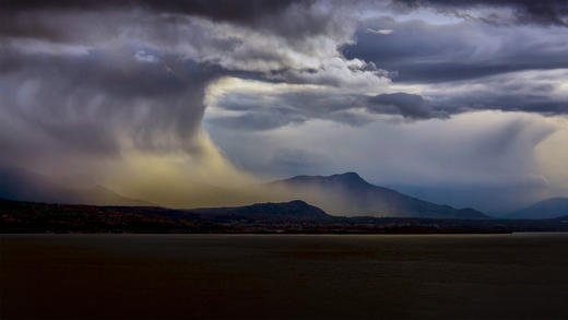 洛桑日内瓦湖上空的暴风雨，瑞典 (© Suradech Singhanat/Shutterstock)_必应壁纸