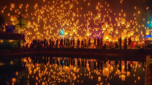 清迈易鹏节升起的天灯，泰国 (© Suttipong Sutiratanachai/Getty Images)_必应壁纸