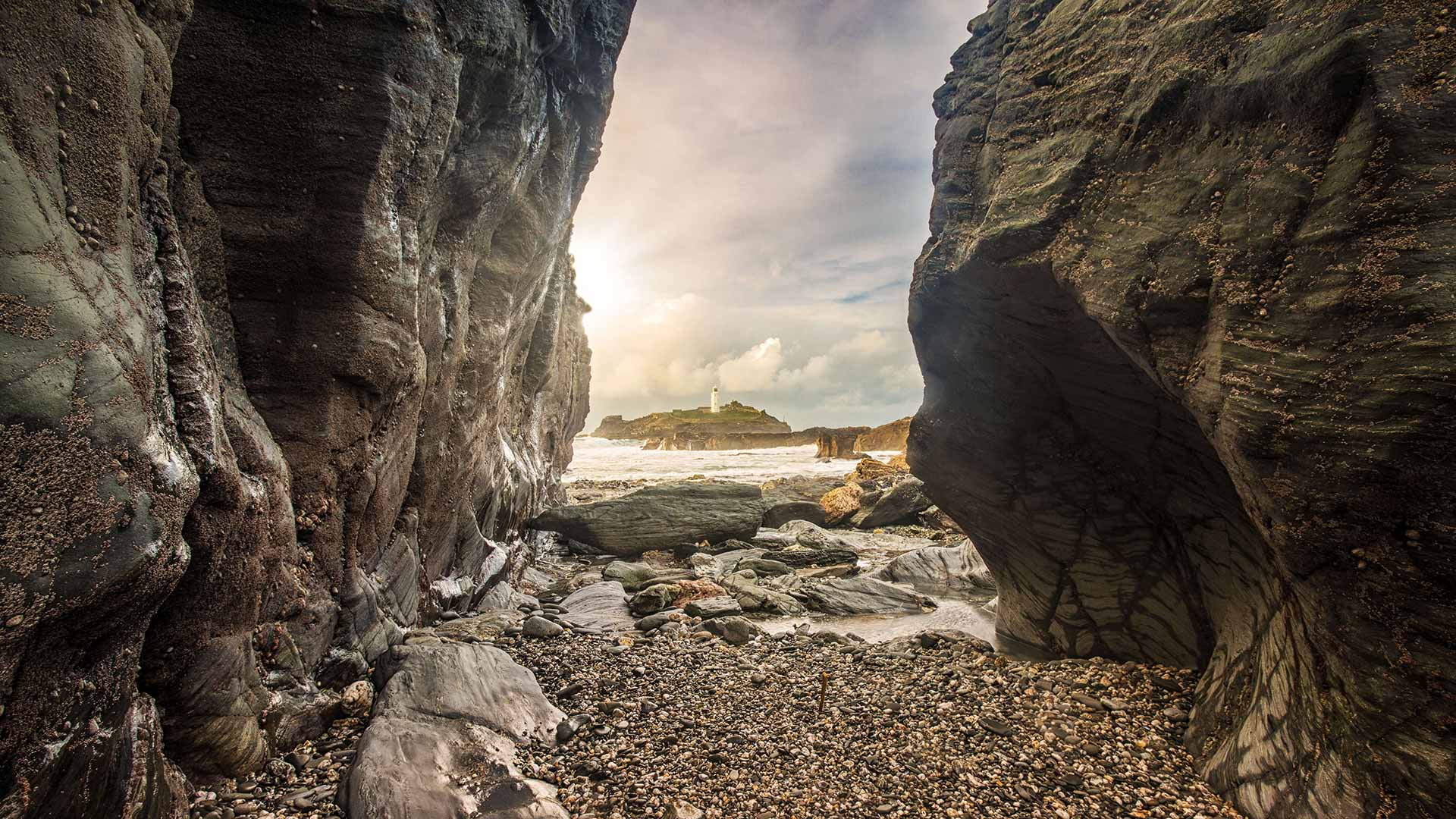 必应壁纸:戈德雷维灯塔，英国康沃尔郡 (© Paul Nash/Shutterstock)