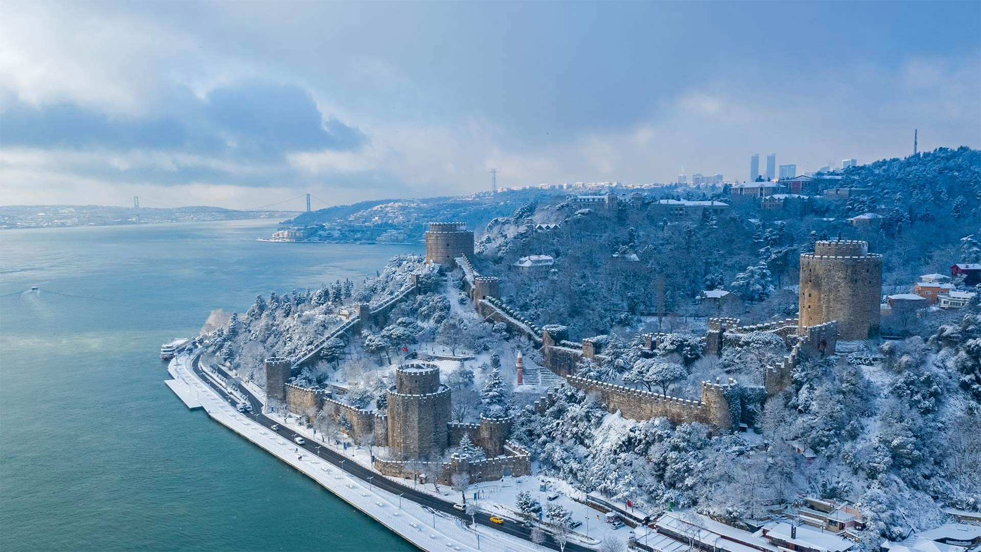 必应壁纸:博斯普鲁斯海峡的如梅利堡垒，土耳其伊斯坦布尔 (© Drone in Wonderland/Amazing Aerial Agency)