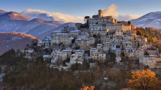 拉布罗小镇，列蒂省，意大利 (© Marco Ilari/Shutterstock)_必应壁纸