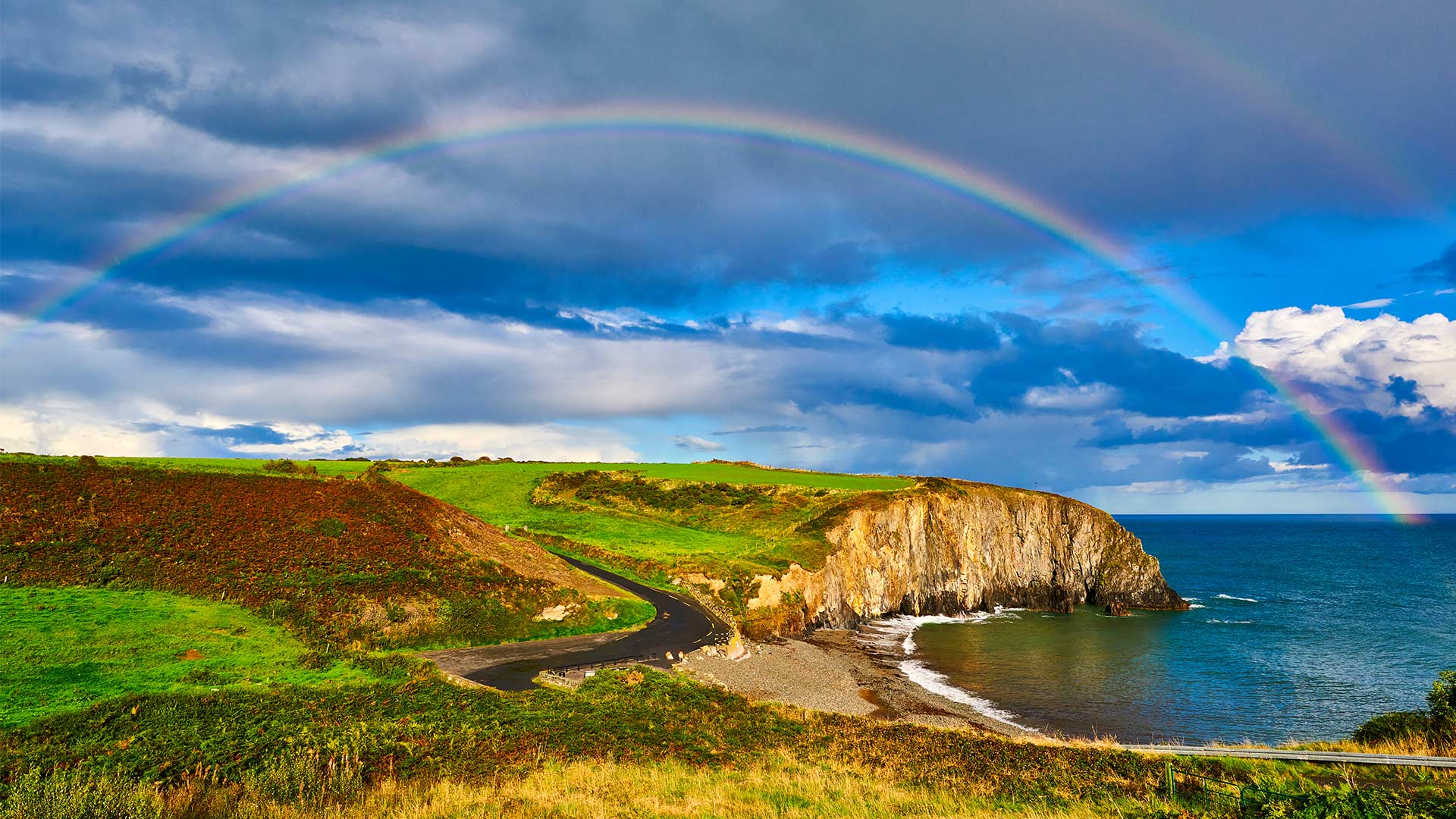 必应壁纸:ballyvooney海岸，科佩海岸地质公园，爱尔兰 (© Andrea Pistolesi/Getty Images)