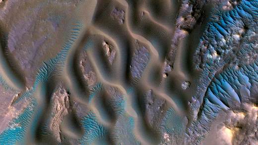 甘博阿陨击坑，火星 (© NASA/JPL-Caltech/University of Arizona)_必应壁纸