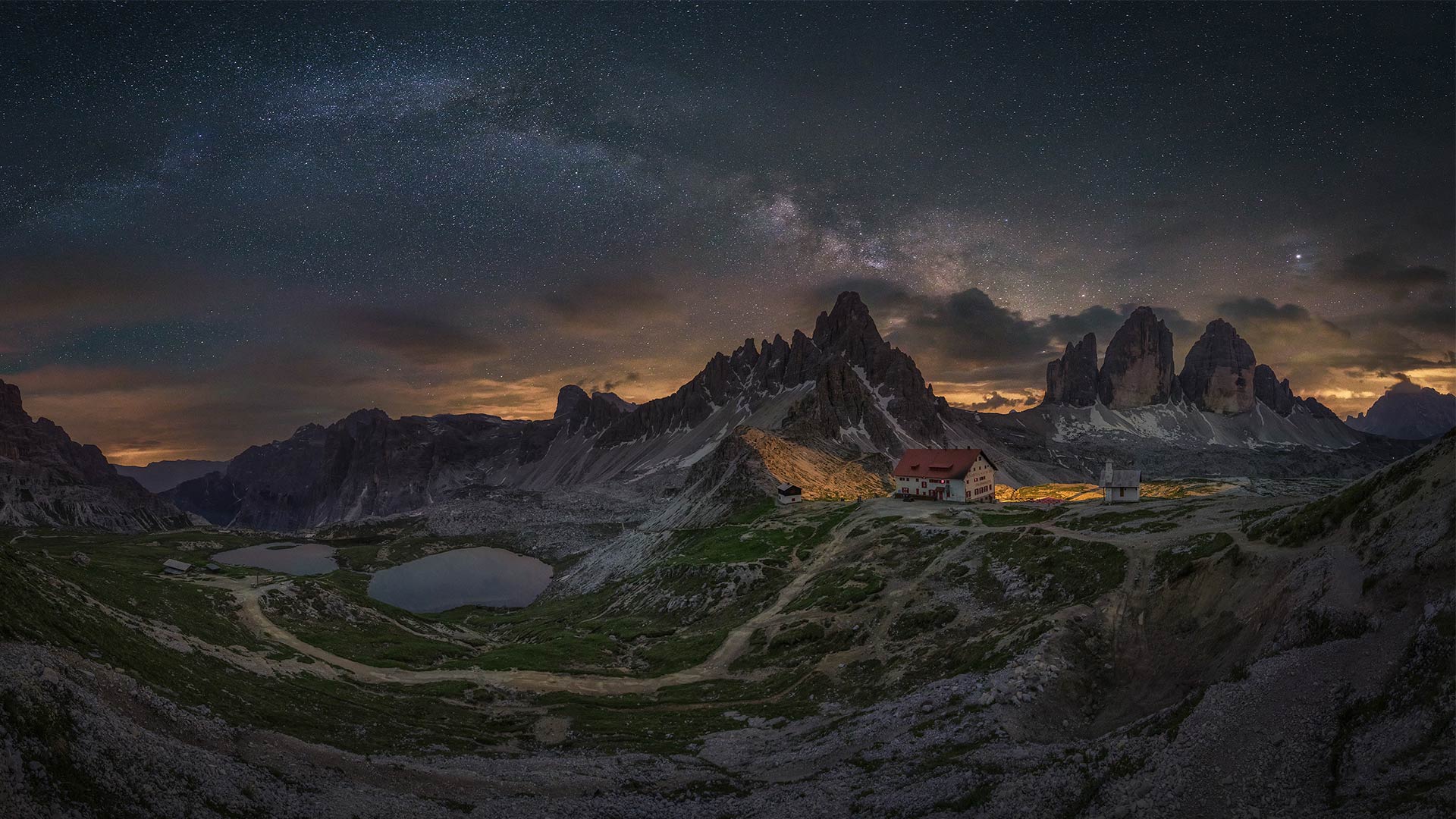 必应壁纸:意大利三峰山上空的银河 (© Juan Romero/Cavan Images)
