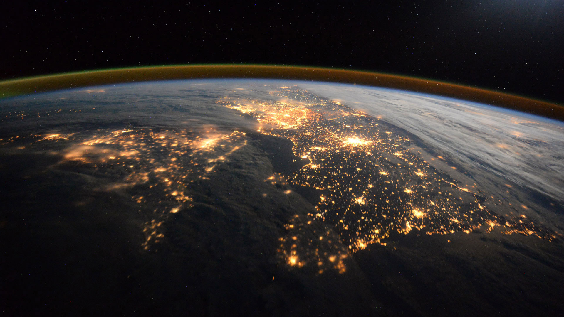 必应壁纸:从国际空间站拍摄的地球 (© Tim Peake/ESA/NASA via Getty Images)