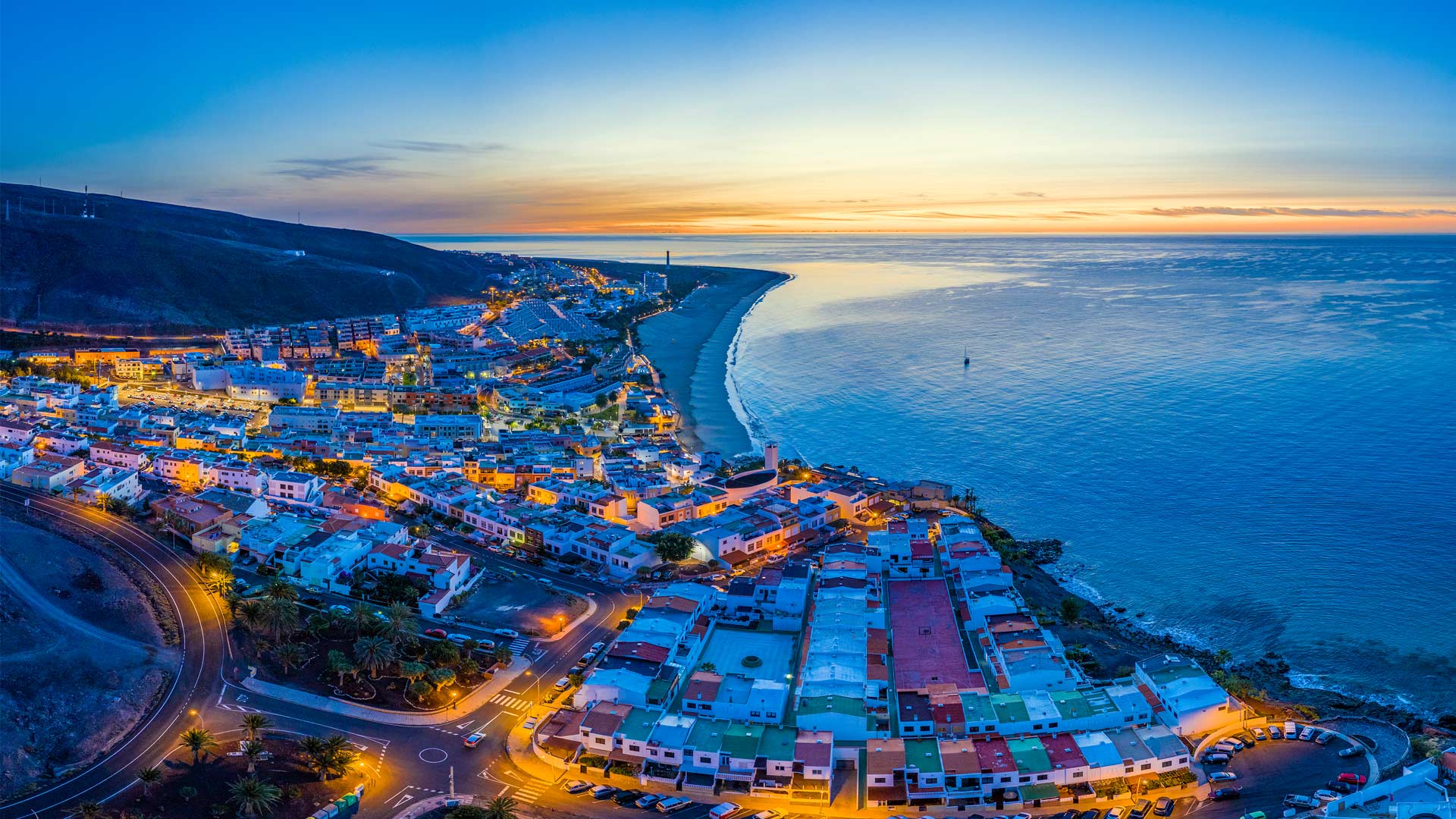 必应壁纸:莫罗哈夫莱海滩和科罗拉达斯海滩，富埃特文图拉岛，西班牙加那利群岛 (© Gavin Hellier/Getty Images)