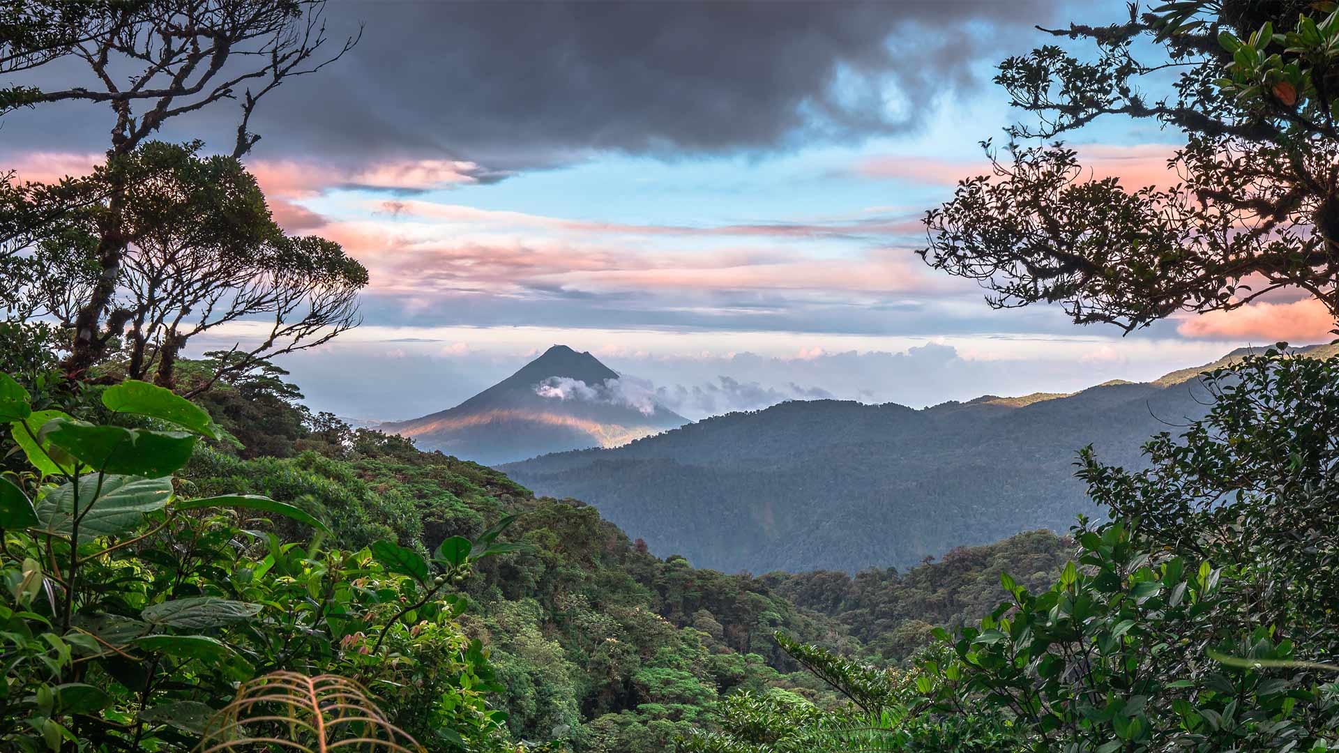 必应壁纸:阿雷纳尔火山，蒙泰韦尔德，哥斯达黎加 (© Kevin Wells/Getty Images)