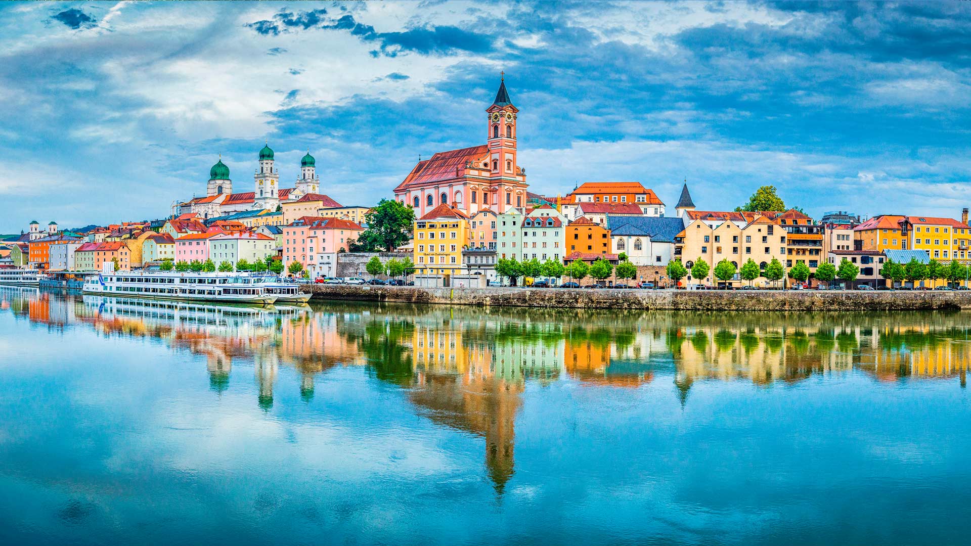 必应壁纸:多瑙河畔的帕绍市，巴伐利亚，德国 (© Scott Wilson/Alamy)