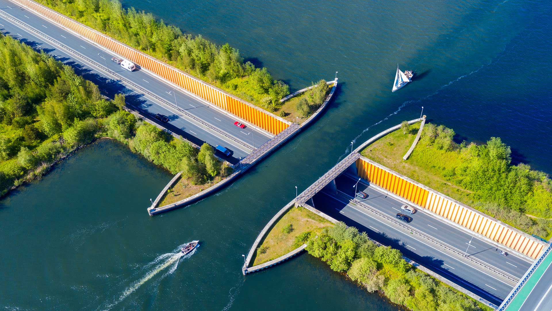 必应壁纸:费吕沃湖水道桥，荷兰 (© Frolova_Elena/Shutterstock)