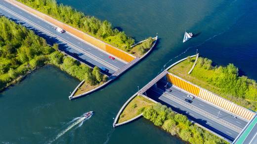 费吕沃湖水道桥，荷兰 (© Frolova_Elena/Shutterstock)_必应壁纸