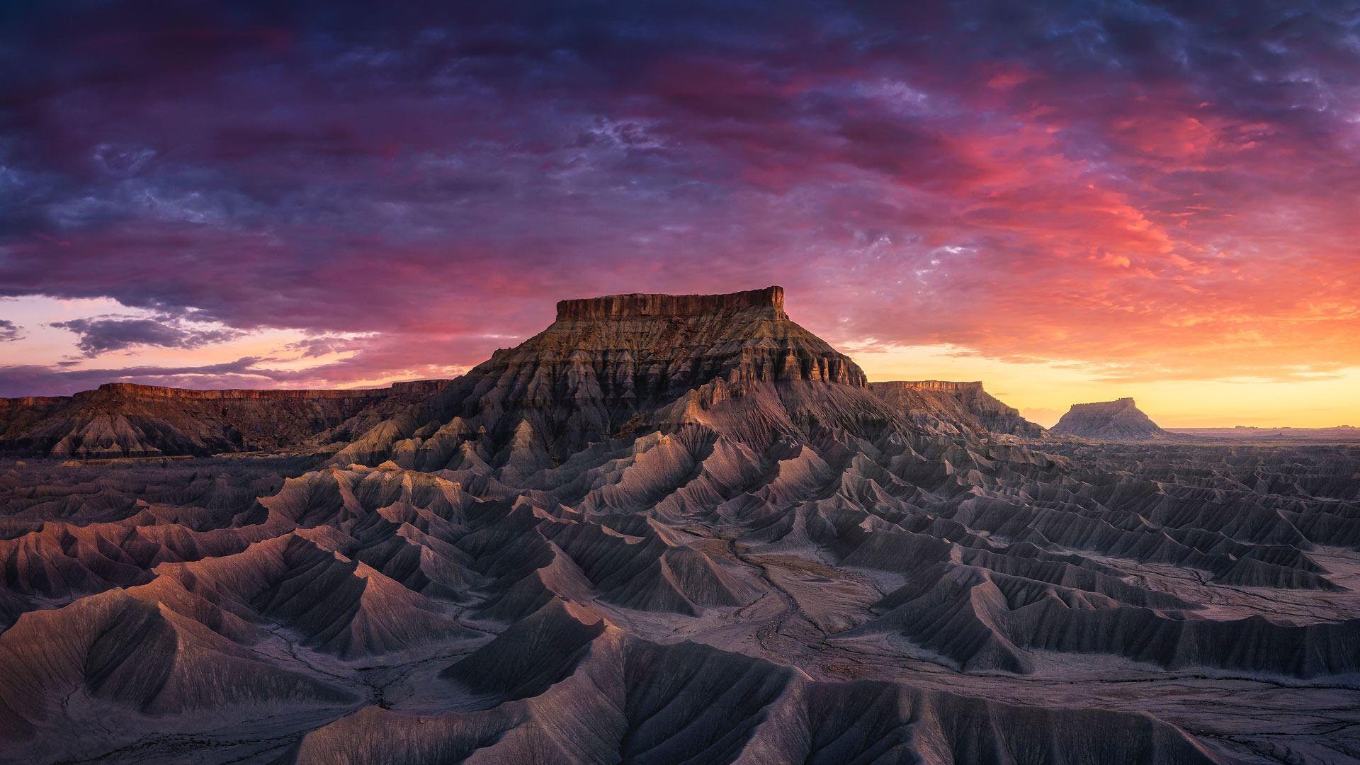 必应壁纸:圆顶礁国家公园的砂岩山丘，犹他州，美国 (© Amazing Aerial Premium/Shutterstock)