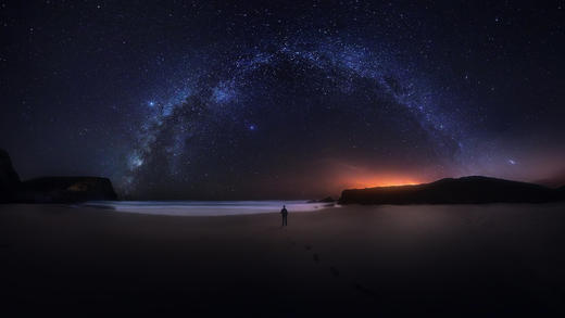 西南阿连特茹和维森廷海岸自然公园上空的银河，葡萄牙 (© Daniel Garrido/Getty Images)_必应壁纸